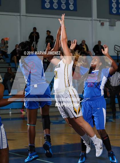 Thumbnail 2 in Ventura vs. Serra photogallery.