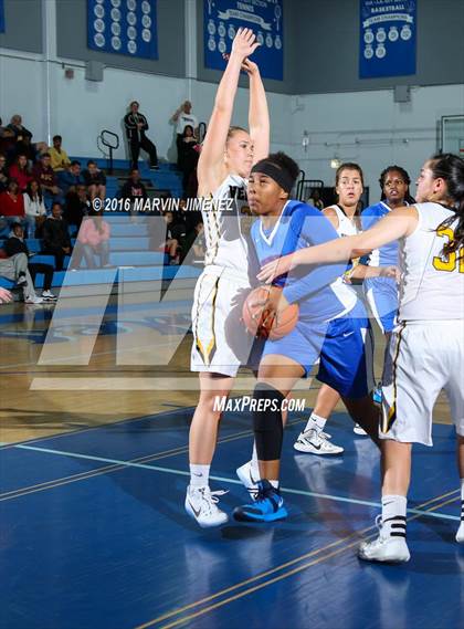 Thumbnail 3 in Ventura vs. Serra photogallery.