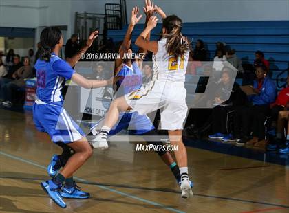 Thumbnail 3 in Ventura vs. Serra photogallery.