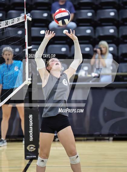 Thumbnail 2 in Santo vs Llano (scrimmage) photogallery.