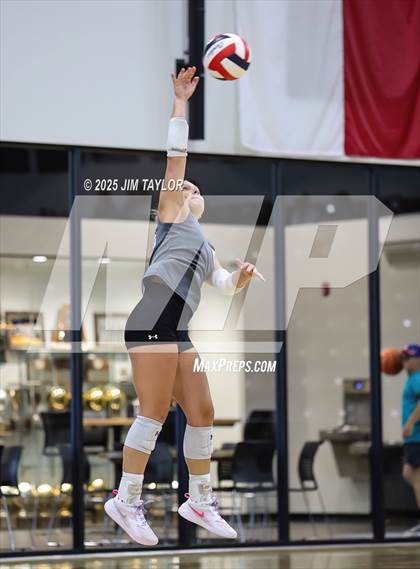 Thumbnail 1 in Santo vs Llano (scrimmage) photogallery.