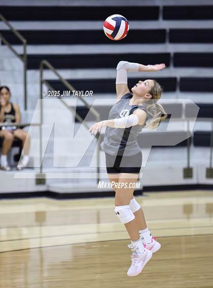 Thumbnail 2 in Santo vs Llano (scrimmage) photogallery.