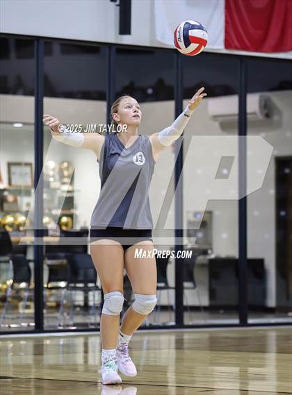 Thumbnail 2 in Santo vs Llano (scrimmage) photogallery.