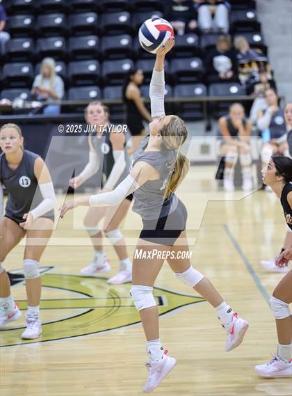 Thumbnail 3 in Santo vs Llano (scrimmage) photogallery.