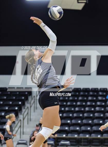 Thumbnail 3 in Santo vs Llano (scrimmage) photogallery.