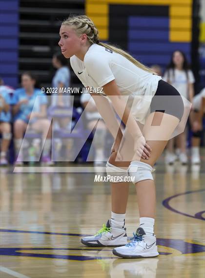 Thumbnail 2 in Agoura vs Camarillo photogallery.