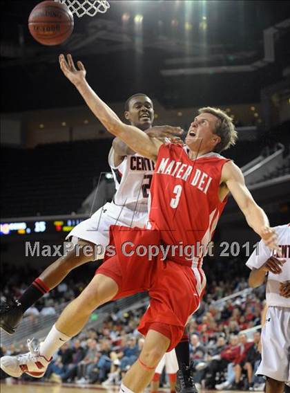 Thumbnail 3 in Mater Dei vs. Centennial (CIF SoCal D1 Regional Final) photogallery.