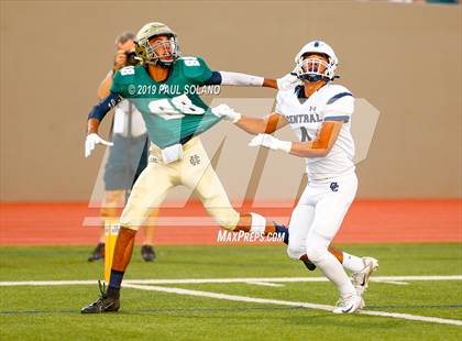 Thumbnail 2 in Central Catholic vs. Holy Cross photogallery.
