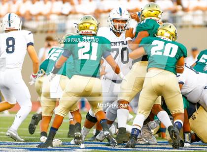 Thumbnail 2 in Central Catholic vs. Holy Cross photogallery.