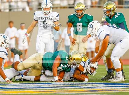 Thumbnail 2 in Central Catholic vs. Holy Cross photogallery.