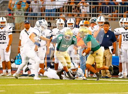 Thumbnail 2 in Central Catholic vs. Holy Cross photogallery.