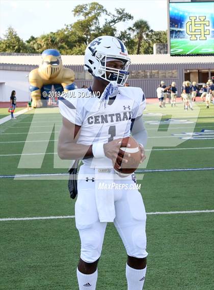 Thumbnail 3 in Central Catholic vs. Holy Cross photogallery.