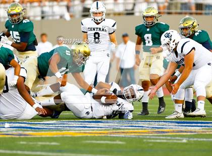 Thumbnail 1 in Central Catholic vs. Holy Cross photogallery.