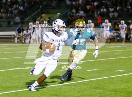 Thumbnail 2 in Central Catholic vs. Holy Cross photogallery.