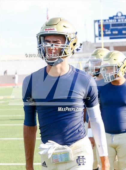 Thumbnail 2 in Central Catholic vs. Holy Cross photogallery.
