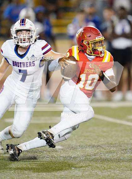 Thumbnail 3 in Christian Brothers vs. Jesuit (Holy Bowl) photogallery.