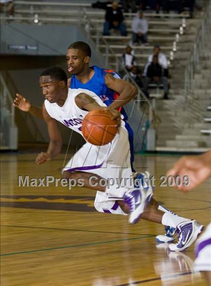 Thumbnail 3 in Lincoln vs Duncanville (Chris Bosh South Dallas Shootout) photogallery.