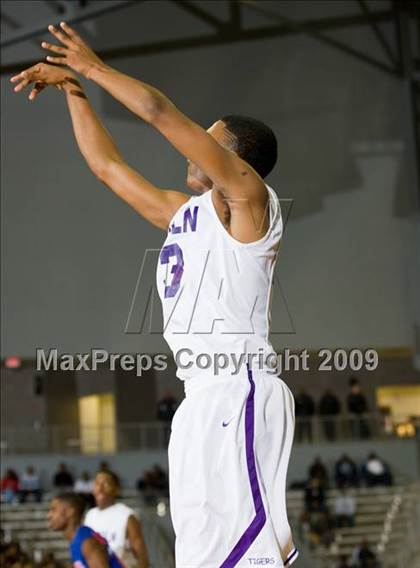 Thumbnail 1 in Lincoln vs Duncanville (Chris Bosh South Dallas Shootout) photogallery.
