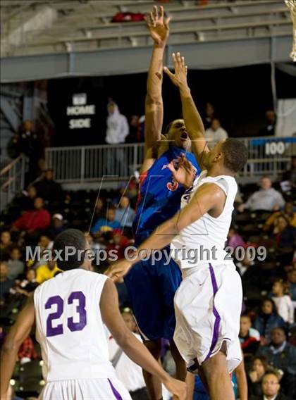 Thumbnail 2 in Lincoln vs Duncanville (Chris Bosh South Dallas Shootout) photogallery.