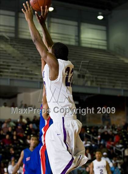 Thumbnail 3 in Lincoln vs Duncanville (Chris Bosh South Dallas Shootout) photogallery.