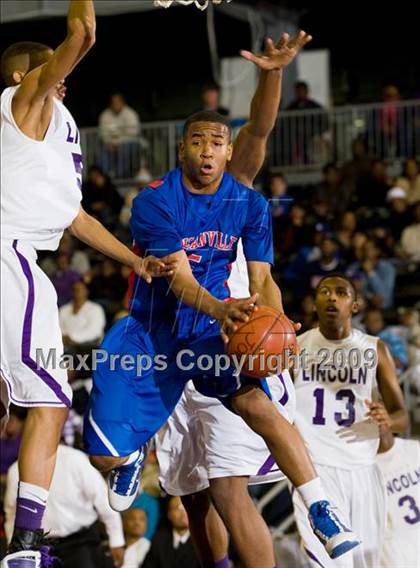 Thumbnail 2 in Lincoln vs Duncanville (Chris Bosh South Dallas Shootout) photogallery.