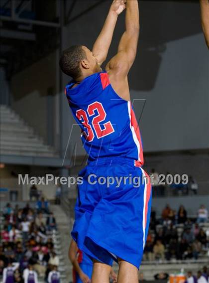 Thumbnail 3 in Lincoln vs Duncanville (Chris Bosh South Dallas Shootout) photogallery.