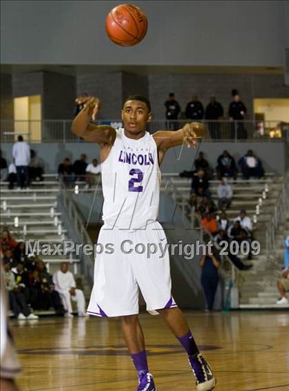 Thumbnail 3 in Lincoln vs Duncanville (Chris Bosh South Dallas Shootout) photogallery.