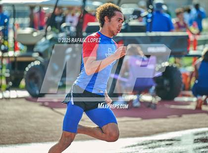 Thumbnail 2 in Panther Relays (400M) photogallery.