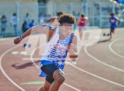 Thumbnail 1 in Panther Relays (400M) photogallery.
