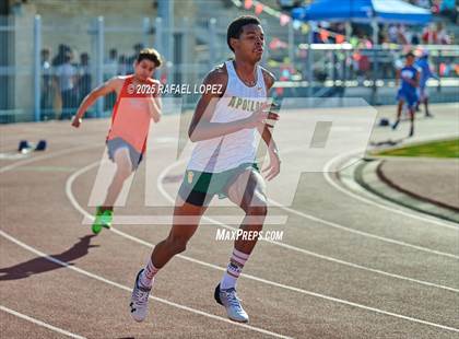 Thumbnail 1 in Panther Relays (400M) photogallery.