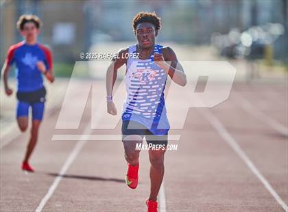 Thumbnail 1 in Panther Relays (400M) photogallery.