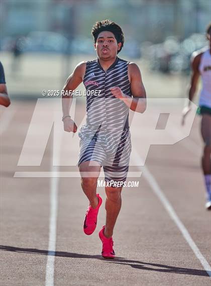 Thumbnail 1 in Panther Relays (400M) photogallery.