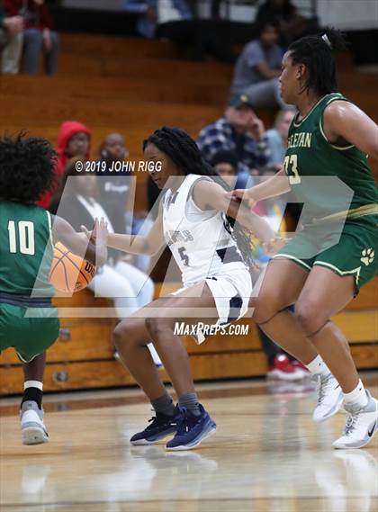 Thumbnail 2 in Marietta vs. Wesleyan photogallery.