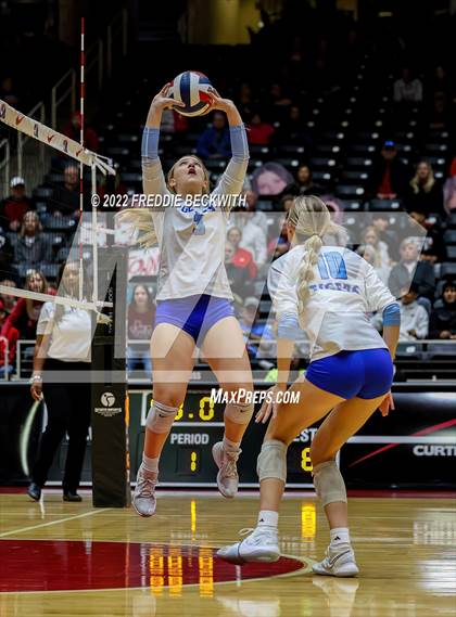Thumbnail 2 in Columbus vs. Gunter (UIL 3A Semifinal) photogallery.