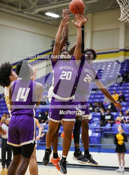 Thumbnail 1 in University vs. Crandall (UIL 5A Bi-District) photogallery.