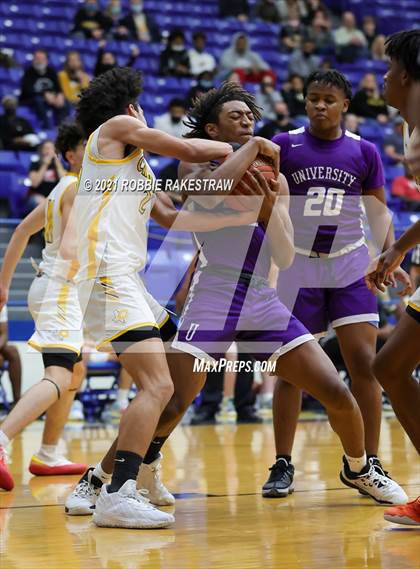 Thumbnail 2 in University vs. Crandall (UIL 5A Bi-District) photogallery.