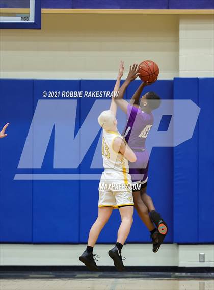 Thumbnail 2 in University vs. Crandall (UIL 5A Bi-District) photogallery.