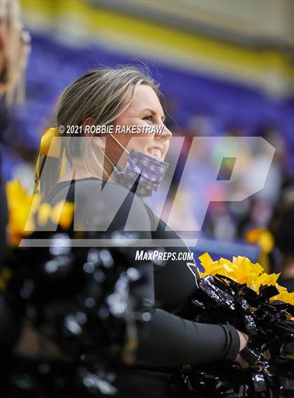Thumbnail 1 in University vs. Crandall (UIL 5A Bi-District) photogallery.