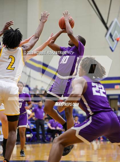 Thumbnail 2 in University vs. Crandall (UIL 5A Bi-District) photogallery.