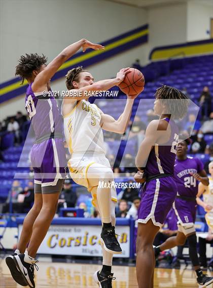 Thumbnail 1 in University vs. Crandall (UIL 5A Bi-District) photogallery.