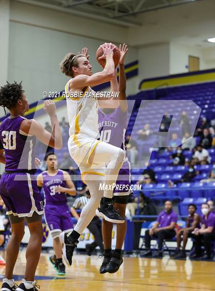 Thumbnail 1 in University vs. Crandall (UIL 5A Bi-District) photogallery.