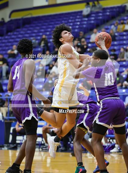 Thumbnail 3 in University vs. Crandall (UIL 5A Bi-District) photogallery.