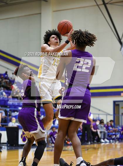 Thumbnail 2 in University vs. Crandall (UIL 5A Bi-District) photogallery.