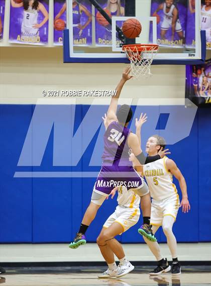 Thumbnail 3 in University vs. Crandall (UIL 5A Bi-District) photogallery.