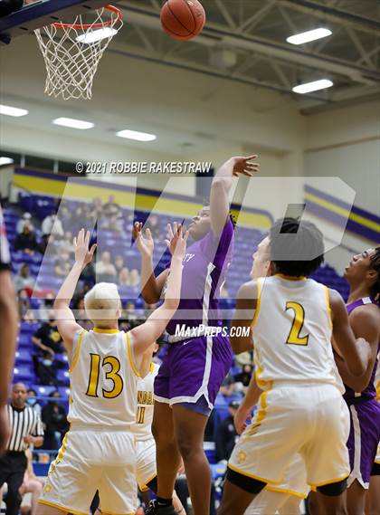 Thumbnail 1 in University vs. Crandall (UIL 5A Bi-District) photogallery.