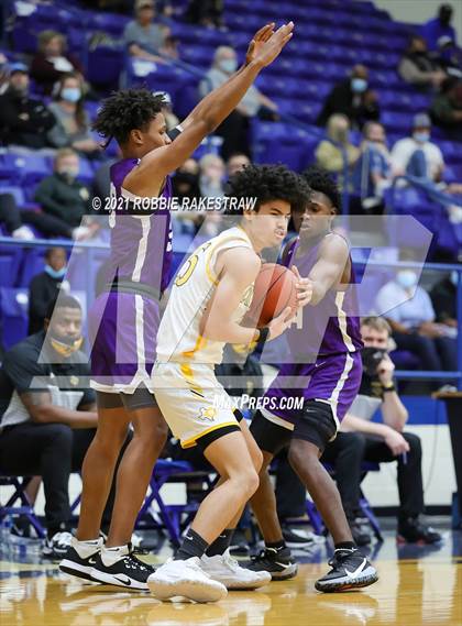 Thumbnail 1 in University vs. Crandall (UIL 5A Bi-District) photogallery.