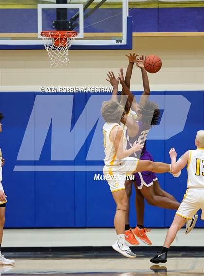 Thumbnail 2 in University vs. Crandall (UIL 5A Bi-District) photogallery.