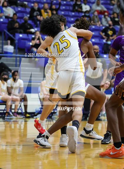 Thumbnail 3 in University vs. Crandall (UIL 5A Bi-District) photogallery.