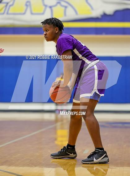 Thumbnail 2 in University vs. Crandall (UIL 5A Bi-District) photogallery.