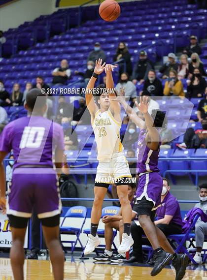 Thumbnail 3 in University vs. Crandall (UIL 5A Bi-District) photogallery.